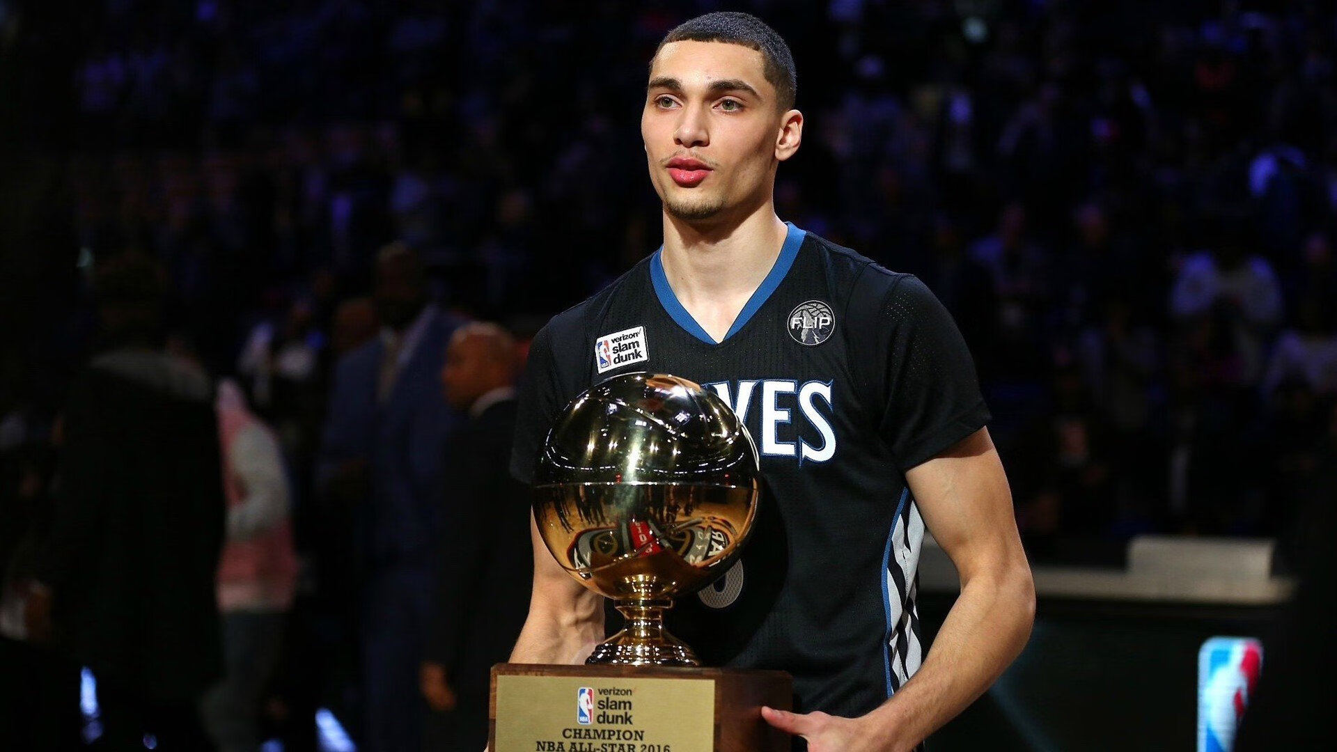 特色篮球主题市集成为城市文化节的重要亮点，篮球文化艺术节